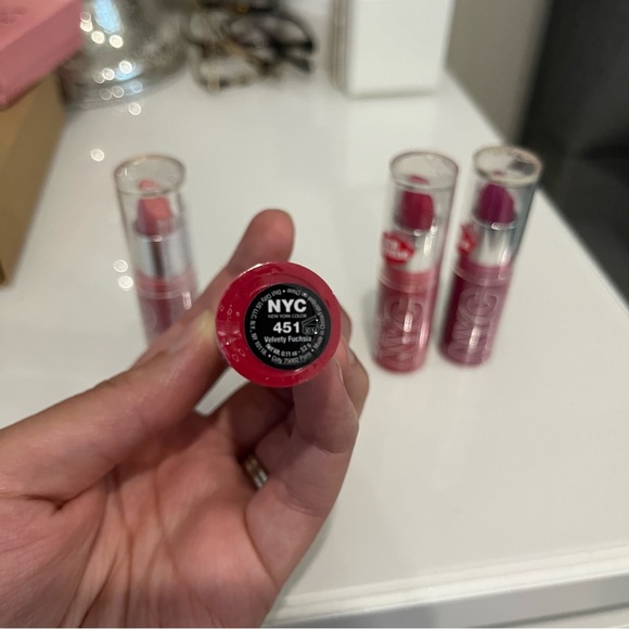 4 brand new NYC expert last lipsticks - Picture 3 of 5